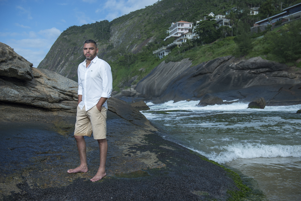 Nossa Casa Estúdio Gilson Freitas Fotógrafo de Casamento Ensaio pré wedding, pré casamento, casal na praia noivo e noiva na praia de itacoatiara com roupas brancas e vestuário despojado de manhã em dia ensolarado fotografia profissional em niterói rj
