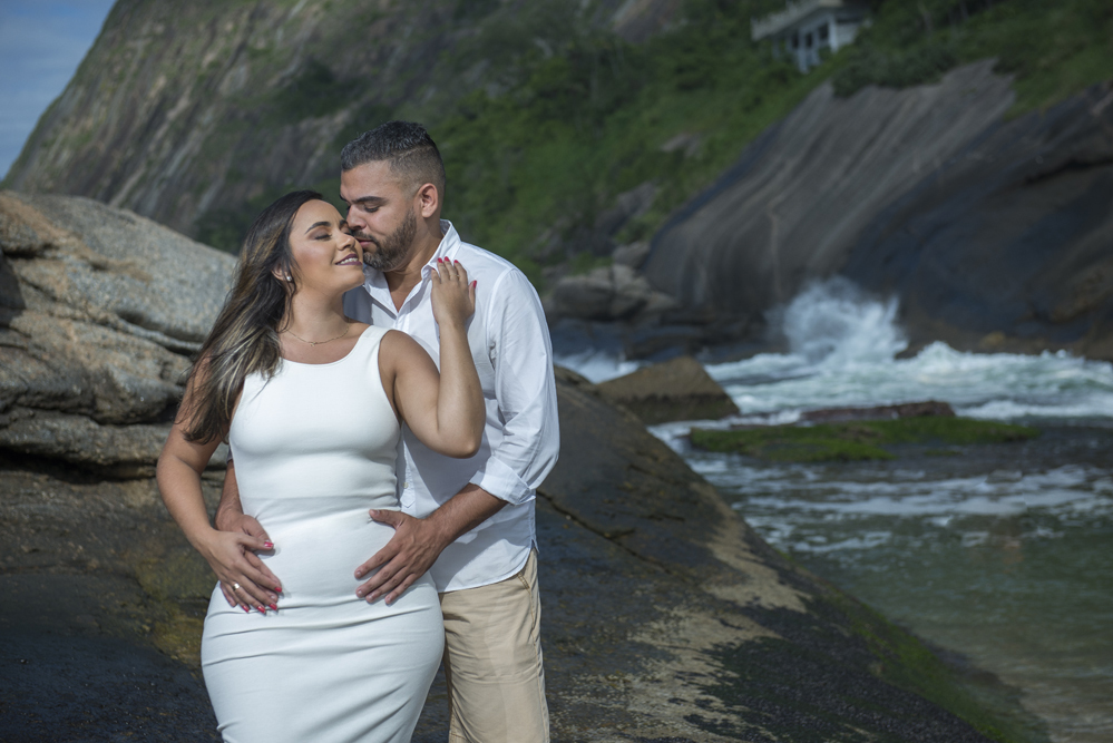 Nossa Casa Estúdio Gilson Freitas Fotógrafo de Casamento Ensaio pré wedding, pré casamento, casal na praia noivo e noiva na praia de itacoatiara com roupas brancas e vestuário despojado de manhã em dia ensolarado fotografia profissional em niterói rj
