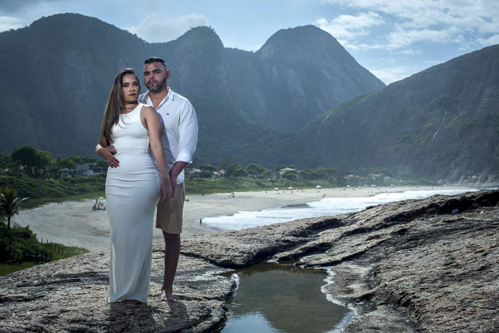 Nossa Casa Estúdio Gilson Freitas Fotógrafo de Casamento Ensaio pré wedding, pré casamento, casal na praia noivo e noiva na praia de itacoatiara com roupas brancas e vestuário despojado de manhã em dia ensolarado fotografia profissional em niterói rj