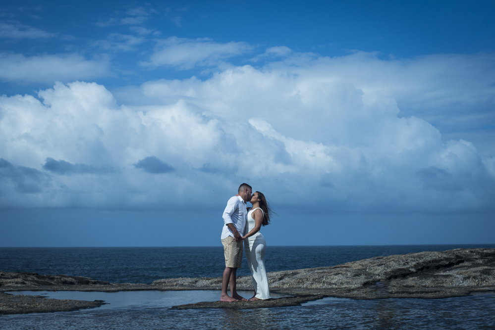 Nossa Casa Estúdio Gilson Freitas Fotógrafo de Casamento Ensaio pré wedding, pré casamento, casal na praia noivo e noiva na praia de itacoatiara com roupas brancas e vestuário despojado de manhã em dia ensolarado fotografia profissional em niterói rj