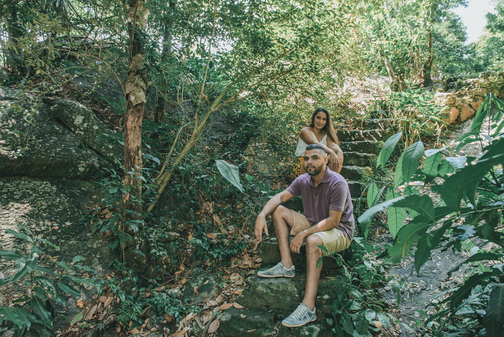Nossa Casa Estúdio Gilson Freitas Fotógrafo de Casamento Ensaio pré wedding, pré casamento, casal na praia noivo e noiva na praia de itacoatiara com roupas brancas e vestuário despojado de manhã em dia ensolarado fotografia profissional em niterói rj