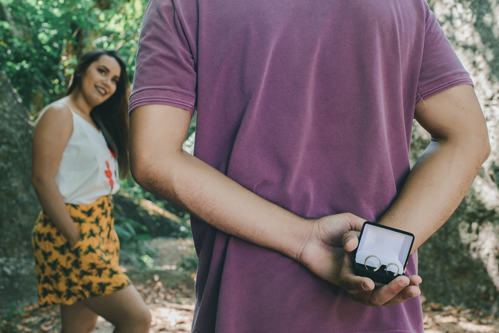 Nossa Casa Estúdio Gilson Freitas Fotógrafo de Casamento Ensaio pré wedding, pré casamento, casal na praia noivo e noiva na praia de itacoatiara com roupas brancas e vestuário despojado de manhã em dia ensolarado fotografia profissional em niterói rj