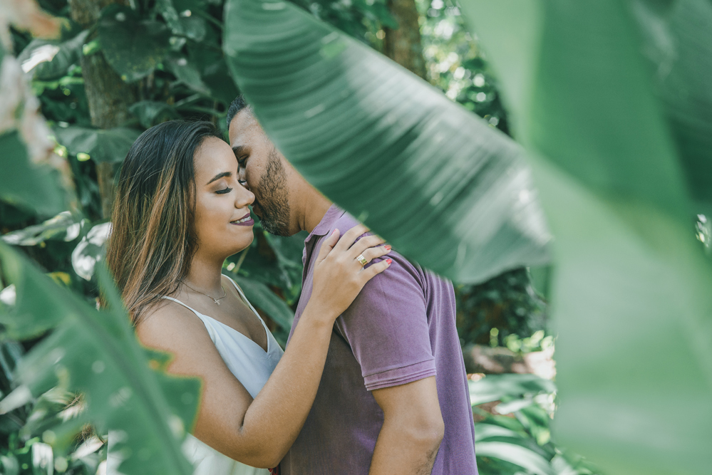 Nossa Casa Estúdio Gilson Freitas Fotógrafo de Casamento Ensaio pré wedding, pré casamento, casal na praia noivo e noiva na praia de itacoatiara com roupas brancas e vestuário despojado de manhã em dia ensolarado fotografia profissional em niterói rj