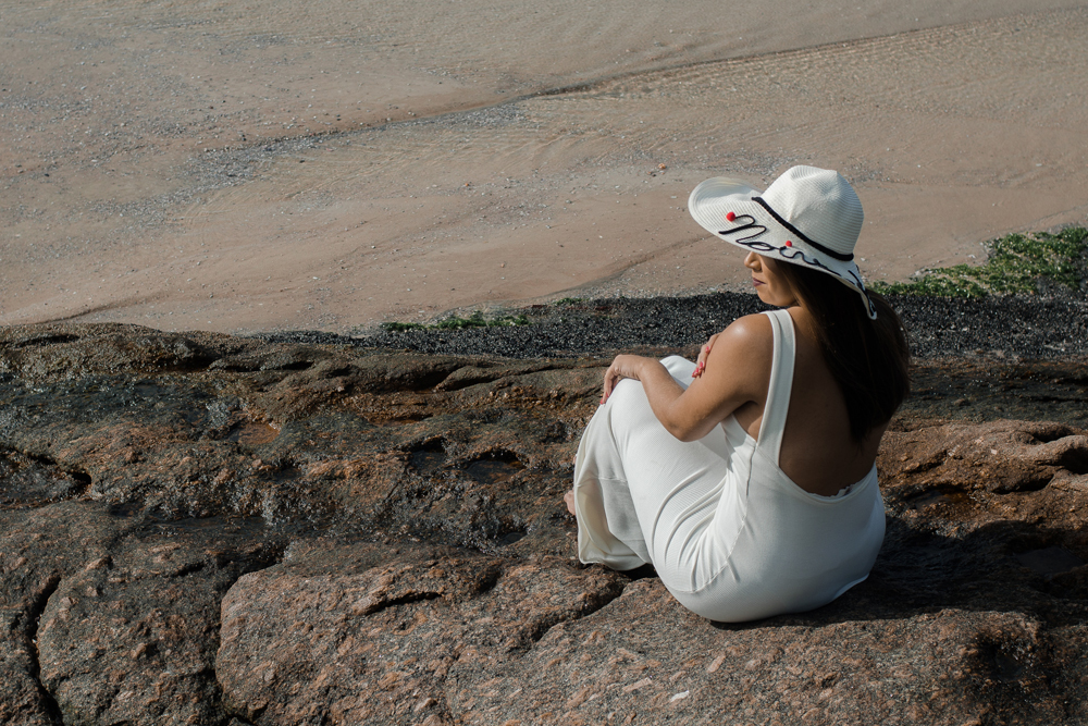 Nossa Casa Estúdio Gilson Freitas Fotógrafo de Casamento Ensaio pré wedding, pré casamento, casal na praia noivo e noiva na praia de itacoatiara com roupas brancas e vestuário despojado de manhã em dia ensolarado fotografia profissional em niterói rj