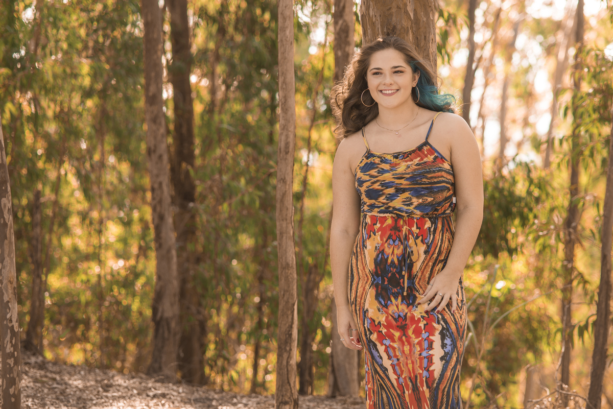 Fotógrafo de debutante e 15 anos em Niterói e Rio de Janeiro Gilson Freitas Nossa Casa Estúdio Parque da Cidade Bosque de eucaliptos adolescente teen por do sol outono vestido londo short jeans maquiagem ensaio fotográfico na floresta