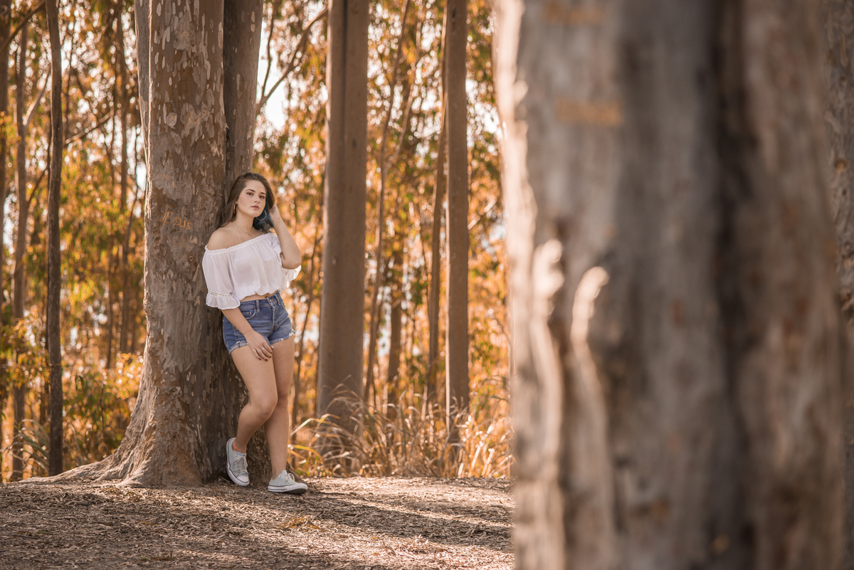 Fotógrafo de debutante e 15 anos em Niterói e Rio de Janeiro Gilson Freitas Nossa Casa Estúdio Parque da Cidade Bosque de eucaliptos adolescente teen por do sol outono vestido londo short jeans maquiagem ensaio fotográfico na floresta