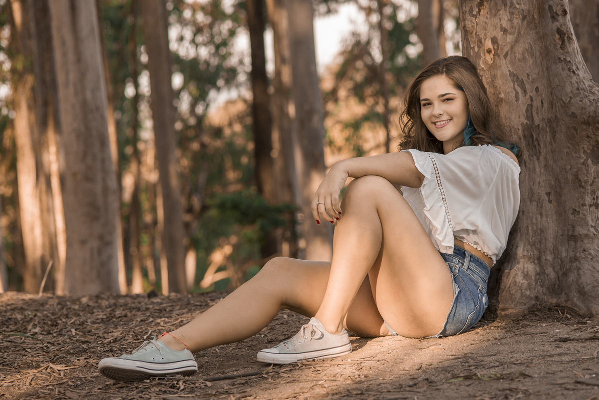 Fotógrafo de debutante e 15 anos em Niterói e Rio de Janeiro Gilson Freitas Nossa Casa Estúdio Parque da Cidade Bosque de eucaliptos adolescente teen por do sol outono vestido londo short jeans maquiagem ensaio fotográfico na floresta