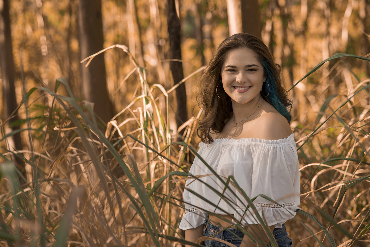 Fotógrafo de debutante e 15 anos em Niterói e Rio de Janeiro Gilson Freitas Nossa Casa Estúdio Parque da Cidade Bosque de eucaliptos adolescente teen por do sol outono vestido londo short jeans maquiagem ensaio fotográfico na floresta