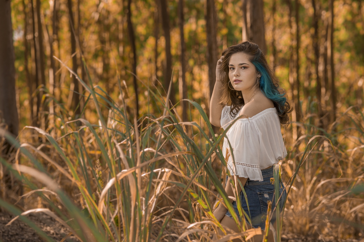 Fotógrafo de debutante e 15 anos em Niterói e Rio de Janeiro Gilson Freitas Nossa Casa Estúdio Parque da Cidade Bosque de eucaliptos adolescente teen por do sol outono vestido londo short jeans maquiagem ensaio fotográfico na floresta