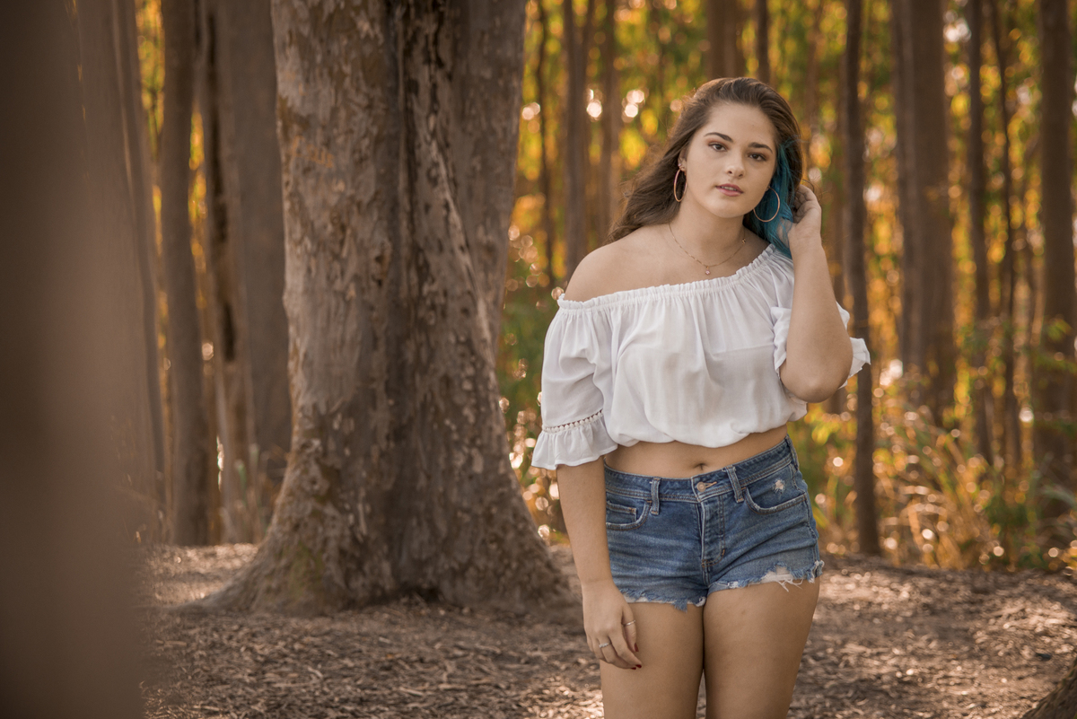 Fotógrafo de debutante e 15 anos em Niterói e Rio de Janeiro Gilson Freitas Nossa Casa Estúdio Parque da Cidade Bosque de eucaliptos adolescente teen por do sol outono vestido londo short jeans maquiagem ensaio fotográfico na floresta