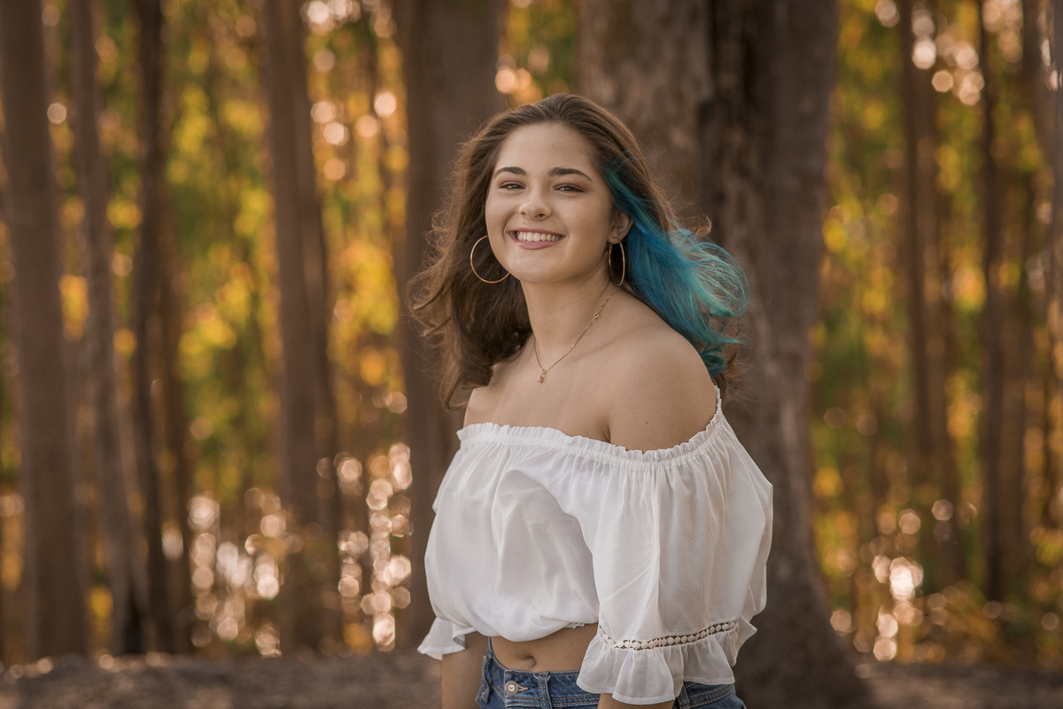 Fotógrafo de debutante e 15 anos em Niterói e Rio de Janeiro Gilson Freitas Nossa Casa Estúdio Parque da Cidade Bosque de eucaliptos adolescente teen por do sol outono vestido londo short jeans maquiagem ensaio fotográfico na floresta