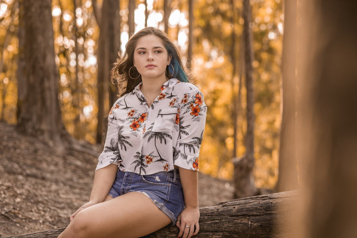 Fotógrafo de debutante e 15 anos em Niterói e Rio de Janeiro Gilson Freitas Nossa Casa Estúdio Parque da Cidade Bosque de eucaliptos adolescente teen por do sol outono vestido londo short jeans maquiagem ensaio fotográfico na floresta