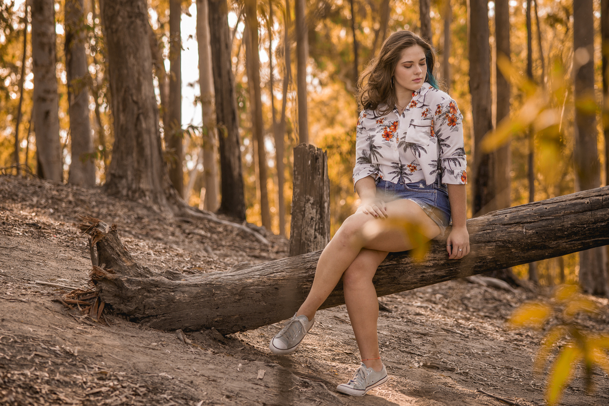 Fotógrafo de debutante e 15 anos em Niterói e Rio de Janeiro Gilson Freitas Nossa Casa Estúdio Parque da Cidade Bosque de eucaliptos adolescente teen por do sol outono vestido londo short jeans maquiagem ensaio fotográfico na floresta