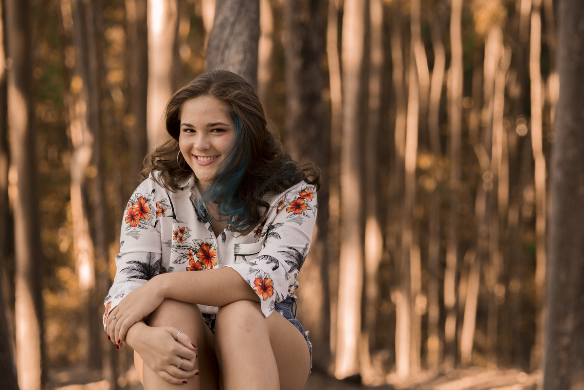 Fotógrafo de debutante e 15 anos em Niterói e Rio de Janeiro Gilson Freitas Nossa Casa Estúdio Parque da Cidade Bosque de eucaliptos adolescente teen por do sol outono vestido londo short jeans maquiagem ensaio fotográfico na floresta
