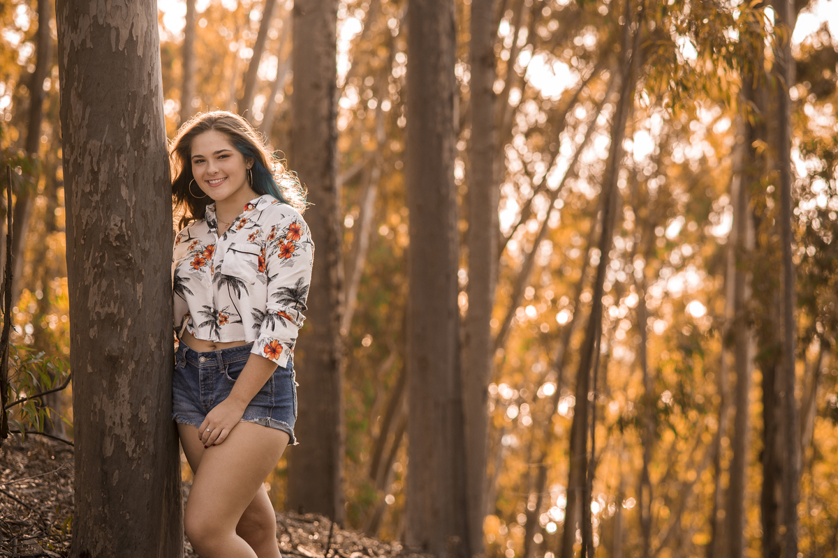 Fotógrafo de debutante e 15 anos em Niterói e Rio de Janeiro Gilson Freitas Nossa Casa Estúdio Parque da Cidade Bosque de eucaliptos adolescente teen por do sol outono vestido londo short jeans maquiagem ensaio fotográfico na floresta