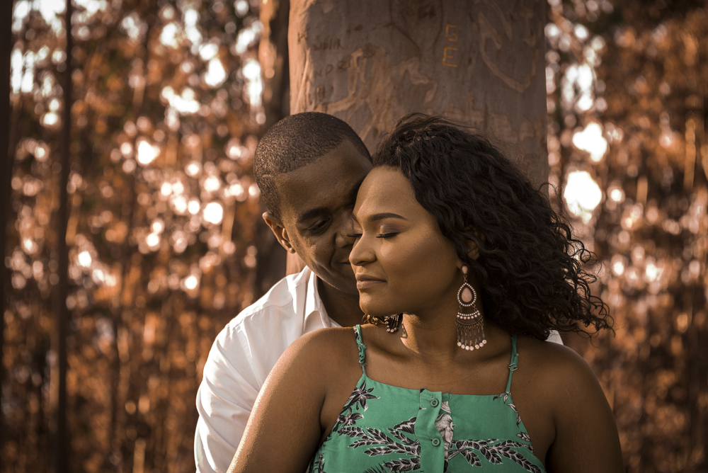 Nossa Casa Estúdio Fotografia e melhor fotógrafo de casamento em na cidade de Niterói Gilson Freitas ensaio fotográfico pré wedding no parque da cidade no bosque de eucaliptos com casal de noivos negros roupa para ensaio no Rio de Janeiro por do Sol dia