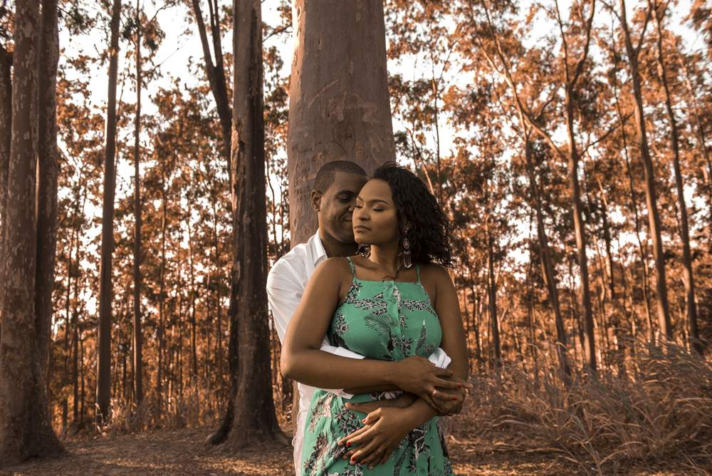 Nossa Casa Estúdio Fotografia e melhor fotógrafo de casamento em na cidade de Niterói Gilson Freitas ensaio fotográfico pré wedding no parque da cidade no bosque de eucaliptos com casal de noivos negros roupa para ensaio no Rio de Janeiro por do Sol dia