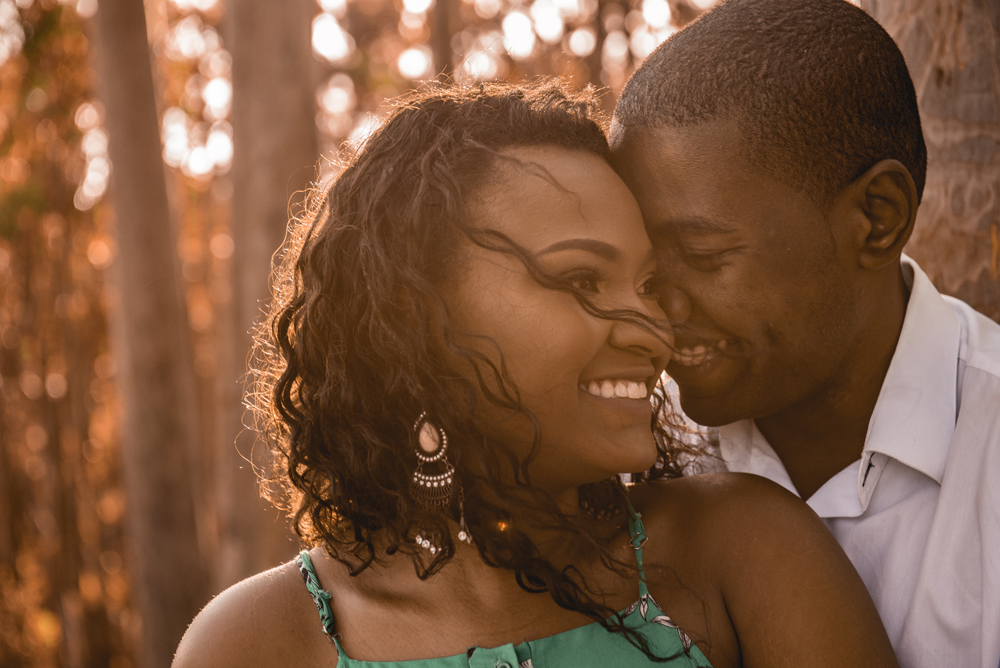 Nossa Casa Estúdio Fotografia e melhor fotógrafo de casamento em na cidade de Niterói Gilson Freitas ensaio fotográfico pré wedding no parque da cidade no bosque de eucaliptos com casal de noivos negros roupa para ensaio no Rio de Janeiro por do Sol dia