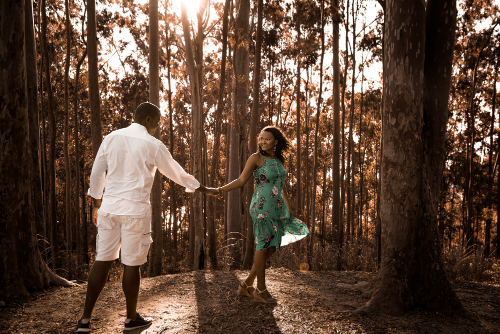 Nossa Casa Estúdio Fotografia e melhor fotógrafo de casamento em na cidade de Niterói Gilson Freitas ensaio fotográfico pré wedding no parque da cidade no bosque de eucaliptos com casal de noivos negros roupa para ensaio no Rio de Janeiro por do Sol dia