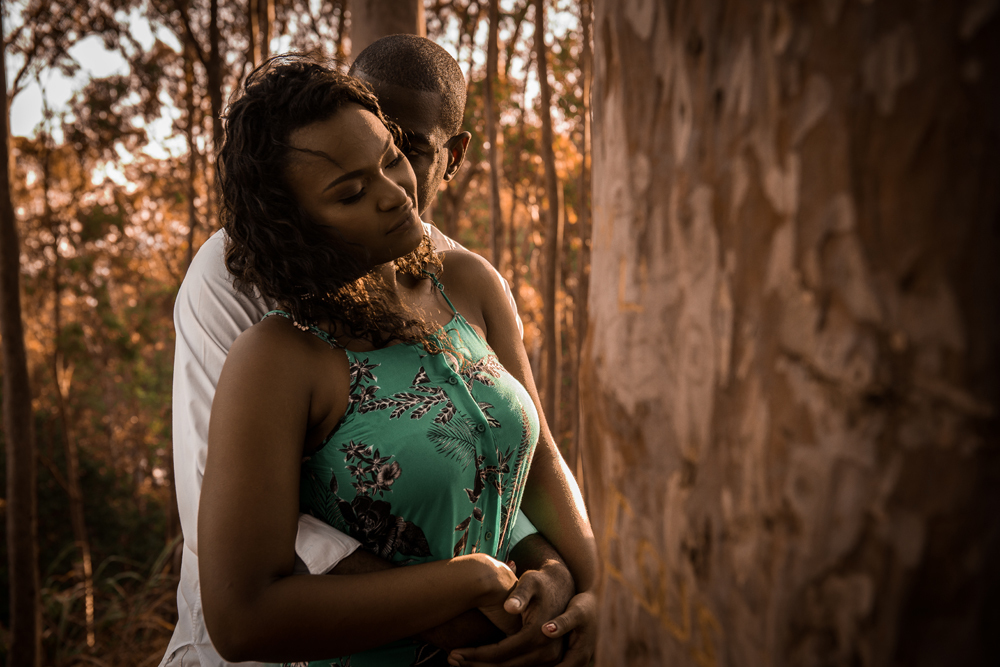 Nossa Casa Estúdio Fotografia e melhor fotógrafo de casamento em na cidade de Niterói Gilson Freitas ensaio fotográfico pré wedding no parque da cidade no bosque de eucaliptos com casal de noivos negros roupa para ensaio no Rio de Janeiro por do Sol dia