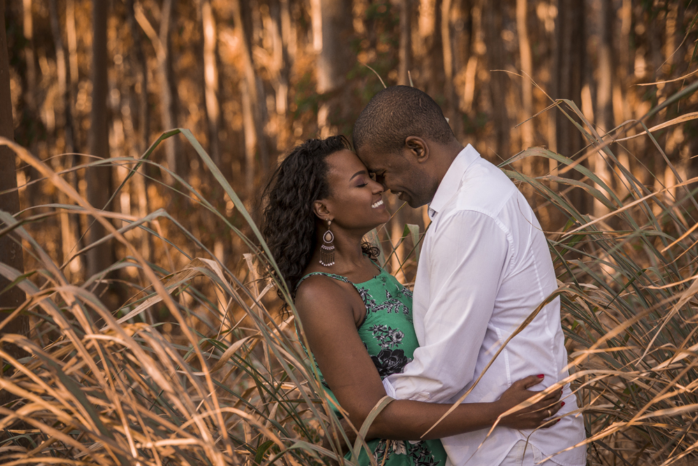 Nossa Casa Estúdio Fotografia e melhor fotógrafo de casamento em na cidade de Niterói Gilson Freitas ensaio fotográfico pré wedding no parque da cidade no bosque de eucaliptos com casal de noivos negros roupa para ensaio no Rio de Janeiro por do Sol dia