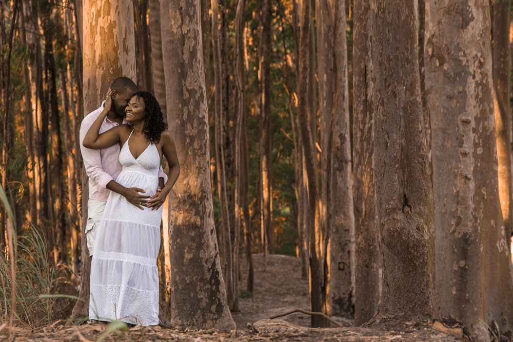 Nossa Casa Estúdio Fotografia e melhor fotógrafo de casamento em na cidade de Niterói Gilson Freitas ensaio fotográfico pré wedding no parque da cidade no bosque de eucaliptos com casal de noivos negros roupa para ensaio no Rio de Janeiro por do Sol dia