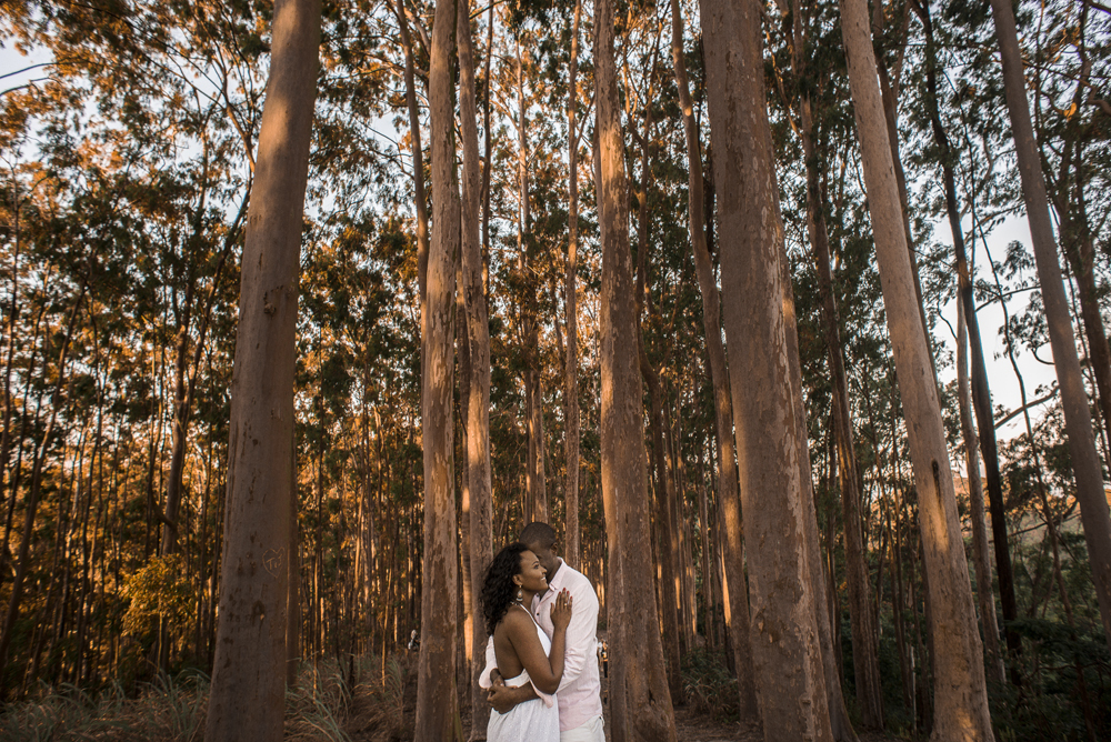 Nossa Casa Estúdio Fotografia e melhor fotógrafo de casamento em na cidade de Niterói Gilson Freitas ensaio fotográfico pré wedding no parque da cidade no bosque de eucaliptos com casal de noivos negros roupa para ensaio no Rio de Janeiro por do Sol dia