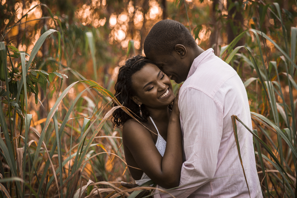 Nossa Casa Estúdio Fotografia e melhor fotógrafo de casamento em na cidade de Niterói Gilson Freitas ensaio fotográfico pré wedding no parque da cidade no bosque de eucaliptos com casal de noivos negros roupa para ensaio no Rio de Janeiro por do Sol dia
