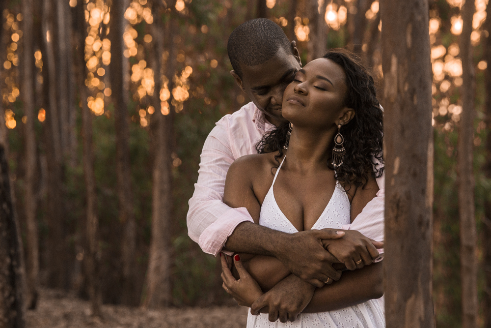 Nossa Casa Estúdio Fotografia e melhor fotógrafo de casamento em na cidade de Niterói Gilson Freitas ensaio fotográfico pré wedding no parque da cidade no bosque de eucaliptos com casal de noivos negros roupa para ensaio no Rio de Janeiro por do Sol dia