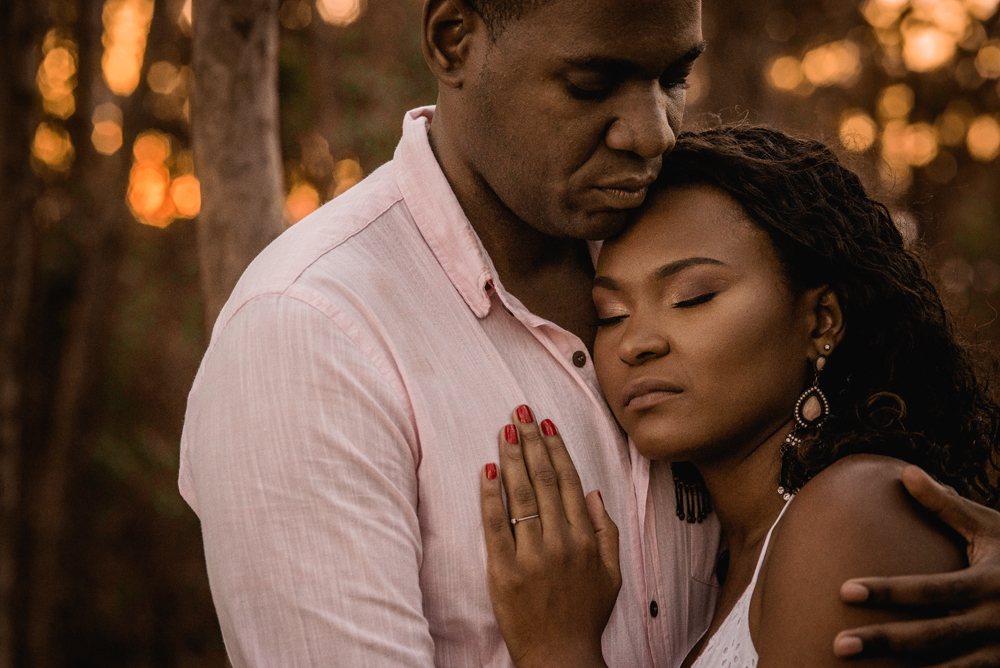 Nossa Casa Estúdio Fotografia e melhor fotógrafo de casamento em na cidade de Niterói Gilson Freitas ensaio fotográfico pré wedding no parque da cidade no bosque de eucaliptos com casal de noivos negros roupa para ensaio no Rio de Janeiro por do Sol dia
