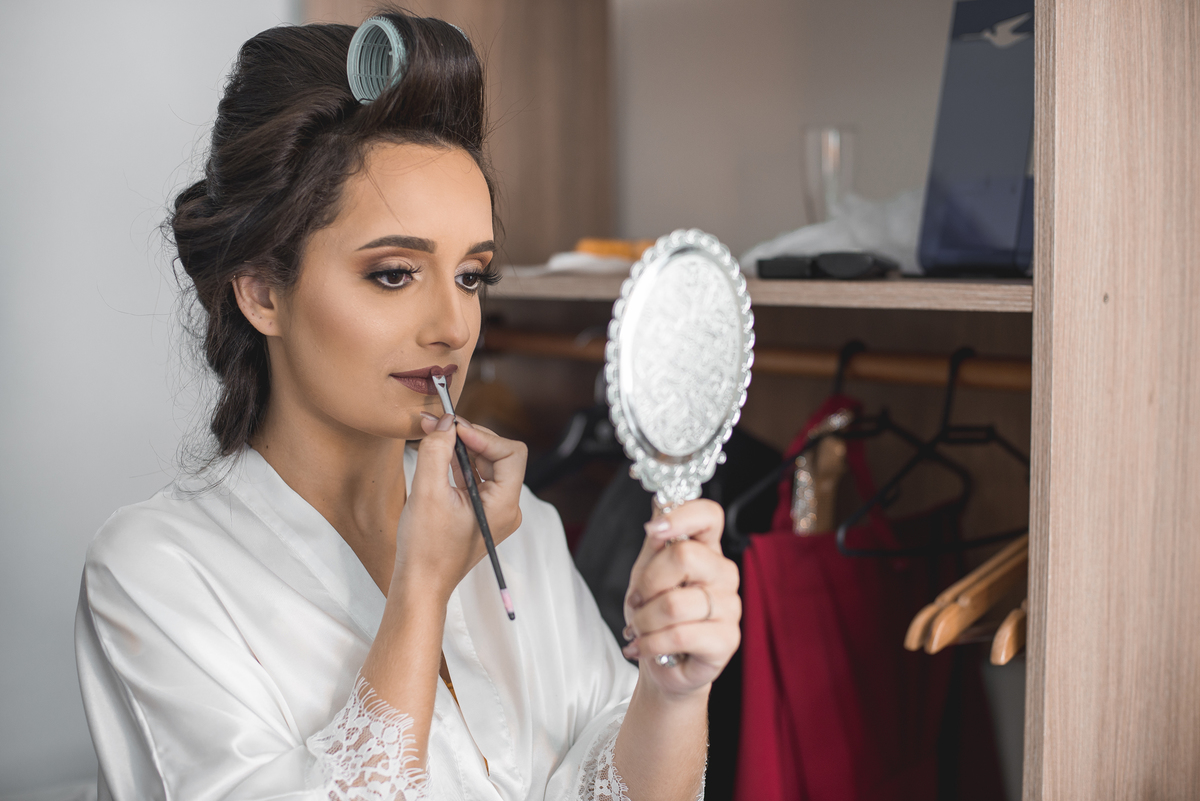 Fotografia de casamento em Niterói Rio de Janeiro São Gonçalo Maricá making of da noiva se arrumando para cerimônia de casamento passando batom maquiagem nos olhos vestido branco fotógrafo profissional Nossa Casa Estúdio 