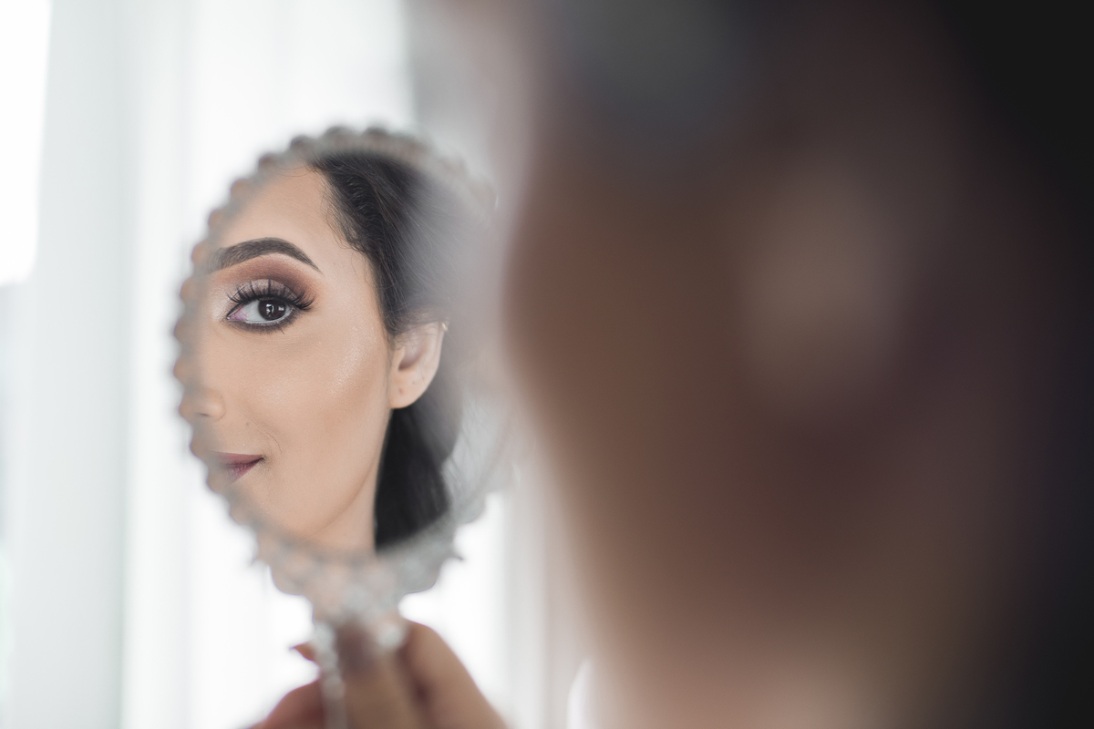 Fotografia de casamento em Niterói Rio de Janeiro São Gonçalo Maricá making of da noiva se arrumando para cerimônia de casamento passando batom maquiagem nos olhos vestido branco fotógrafo profissional Nossa Casa Estúdio