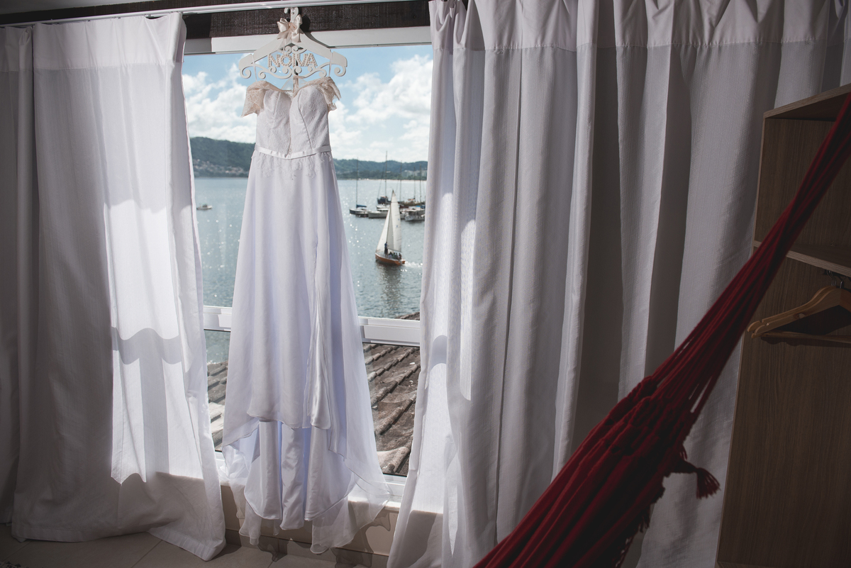 Fotografia de casamento em Niterói Rio de Janeiro São Gonçalo Maricá making of da noiva se arrumando para cerimônia de casamento passando batom maquiagem nos olhos vestido branco fotógrafo profissional Nossa Casa Estúdio