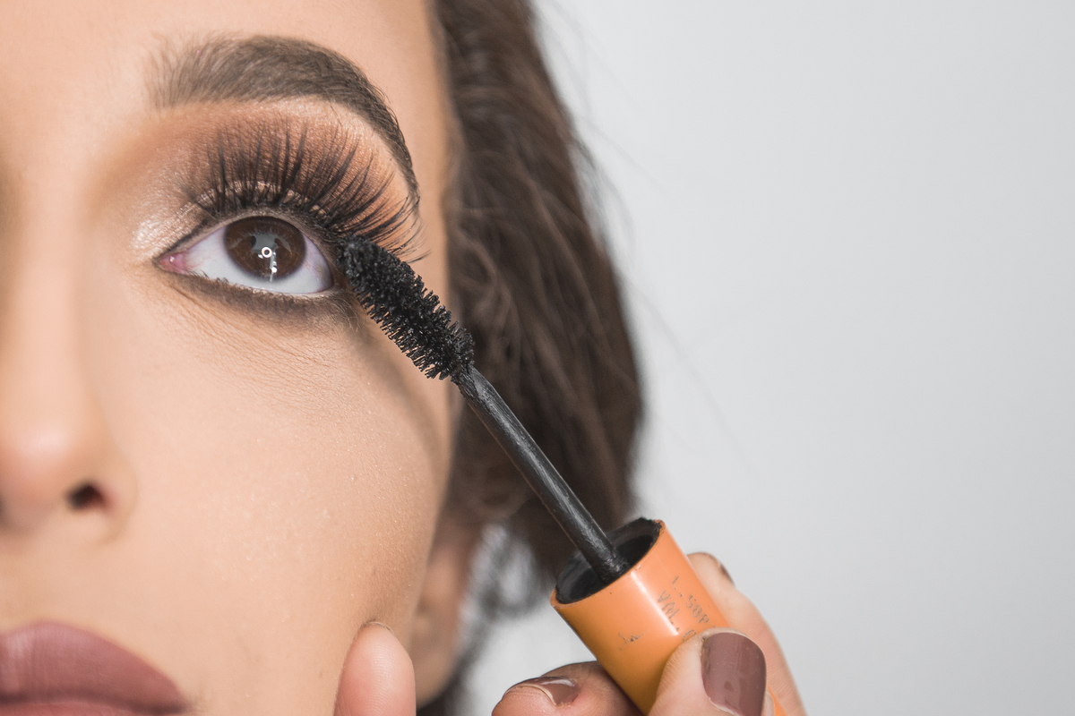 Fotografia de casamento em Niterói Rio de Janeiro São Gonçalo Maricá making of da noiva se arrumando para cerimônia de casamento passando batom maquiagem nos olhos vestido branco fotógrafo profissional Nossa Casa Estúdio
