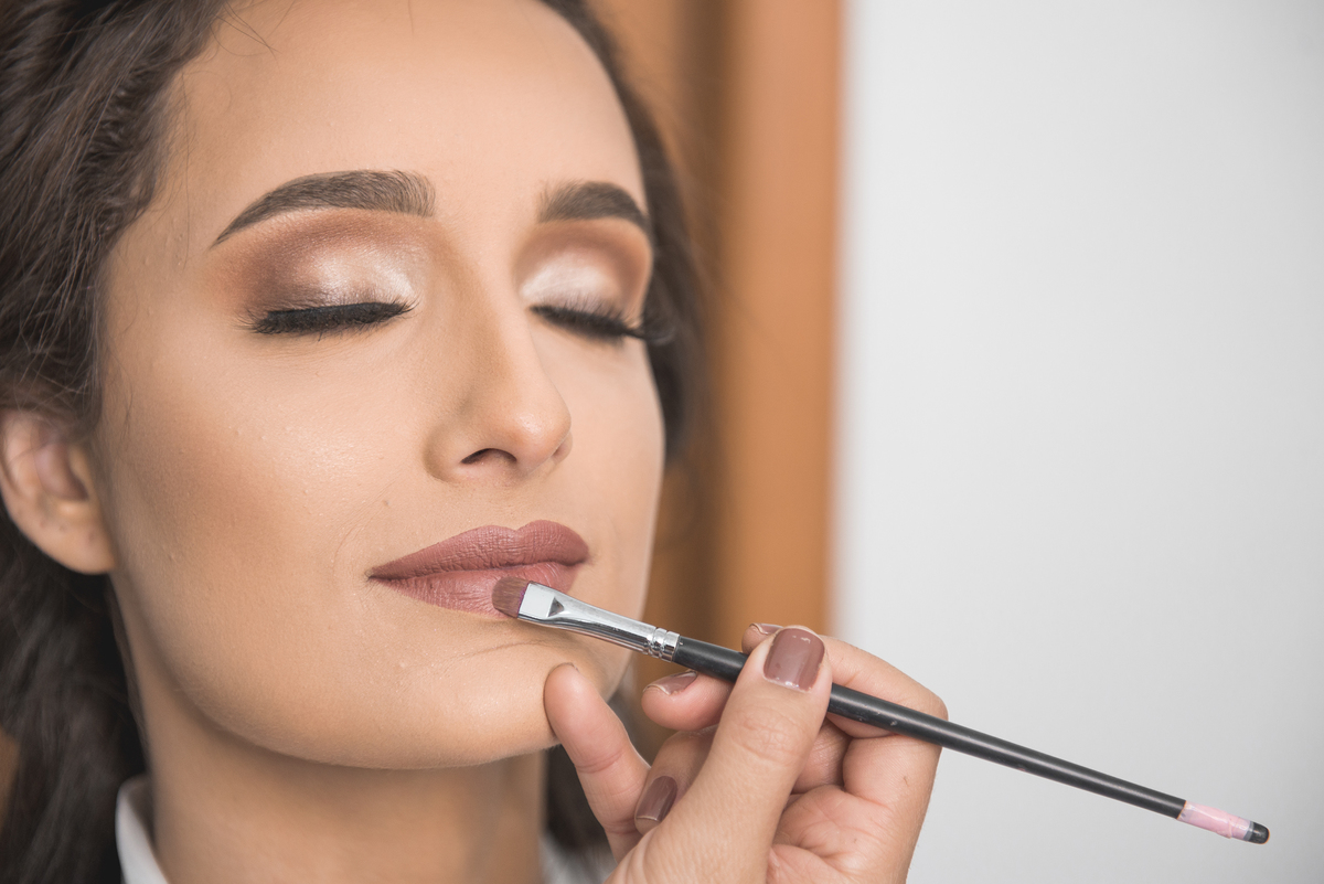 Fotografia de casamento em Niterói Rio de Janeiro São Gonçalo Maricá making of da noiva se arrumando para cerimônia de casamento passando batom maquiagem nos olhos vestido branco fotógrafo profissional Nossa Casa Estúdio