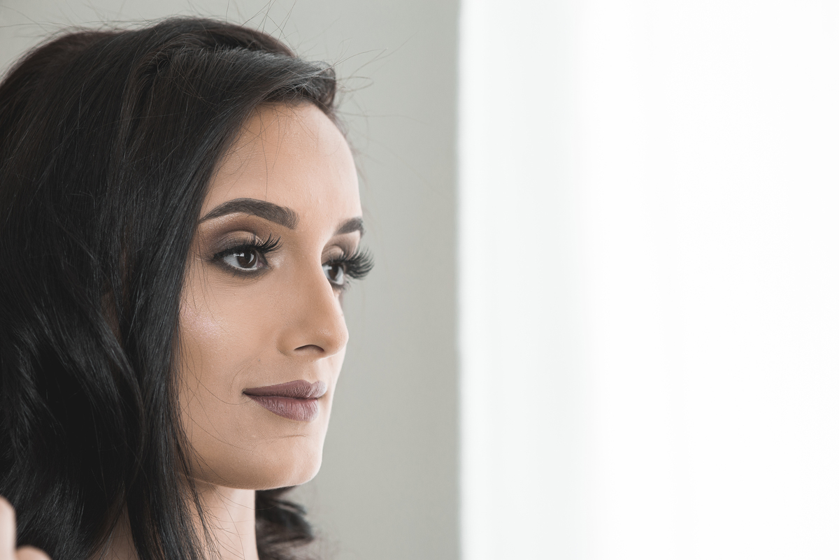 Fotografia de casamento em Niterói Rio de Janeiro São Gonçalo Maricá making of da noiva se arrumando para cerimônia de casamento passando batom maquiagem nos olhos vestido branco fotógrafo profissional Nossa Casa Estúdio