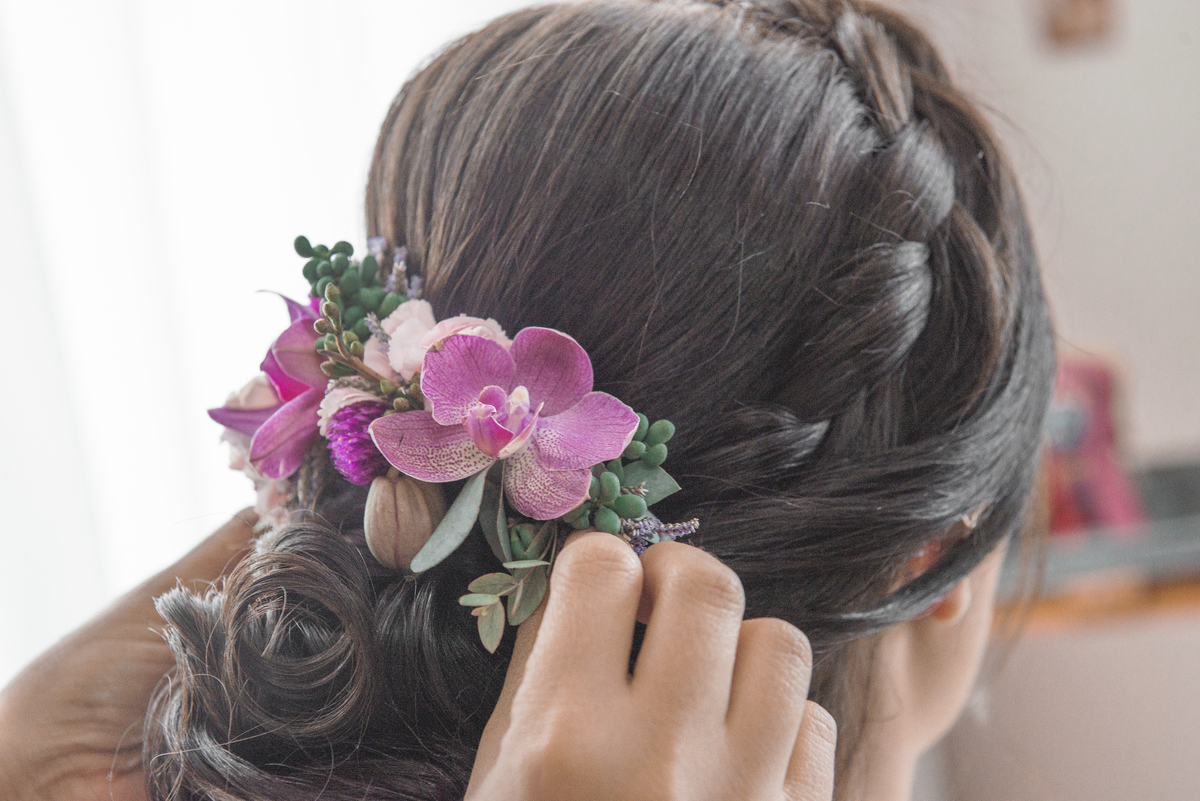 Fotografia de casamento em Niterói Rio de Janeiro São Gonçalo Maricá making of da noiva se arrumando cerimônia de casamento passando batom maquiagem tiara e penteado vestido branco fotógrafo profissional Nossa Casa Estúdio