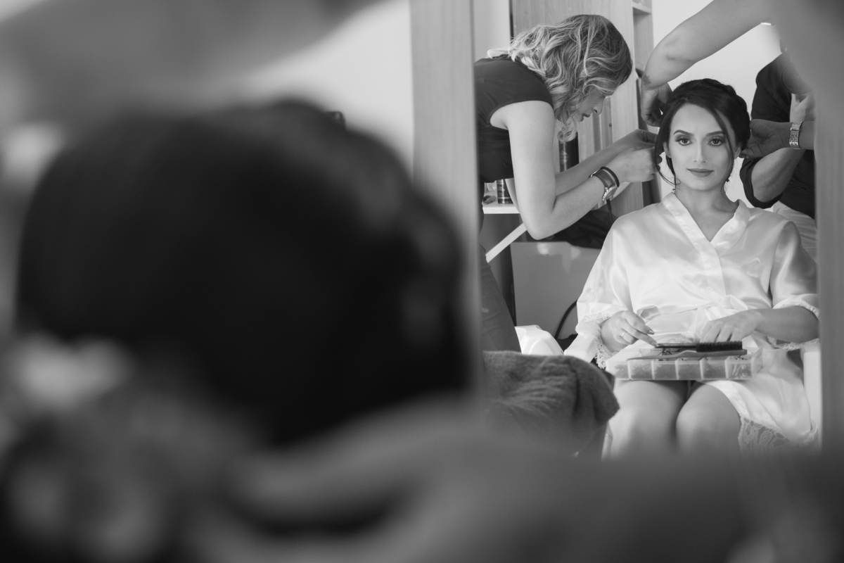 Fotografia de casamento em Niterói Rio de Janeiro São Gonçalo Maricá making of da noiva se arrumando para cerimônia de casamento passando batom maquiagem nos olhos vestido branco fotógrafo profissional Nossa Casa Estúdio