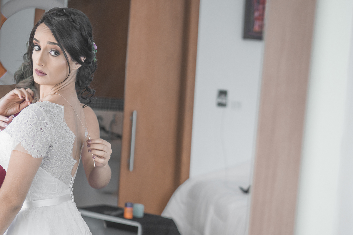 Fotografia de casamento em Niterói Rio de Janeiro São Gonçalo Maricá making of da noiva se arrumando para cerimônia de casamento passando batom maquiagem nos olhos vestido branco fotógrafo profissional Nossa Casa Estúdio