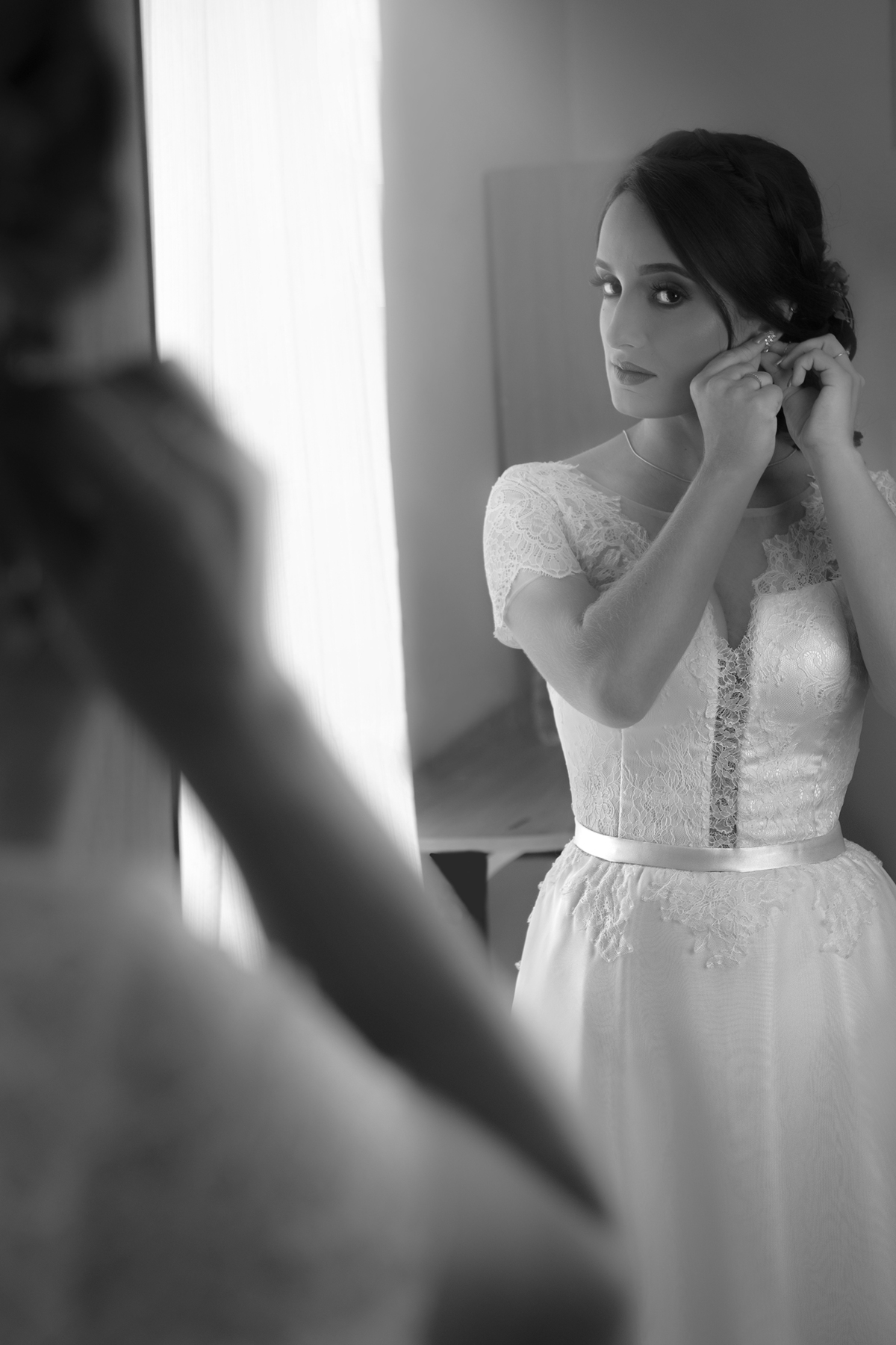 Fotografia de casamento em Niterói Rio de Janeiro São Gonçalo Maricá making of da noiva se arrumando para cerimônia de casamento passando batom maquiagem nos olhos vestido branco fotógrafo profissional Nossa Casa Estúdio