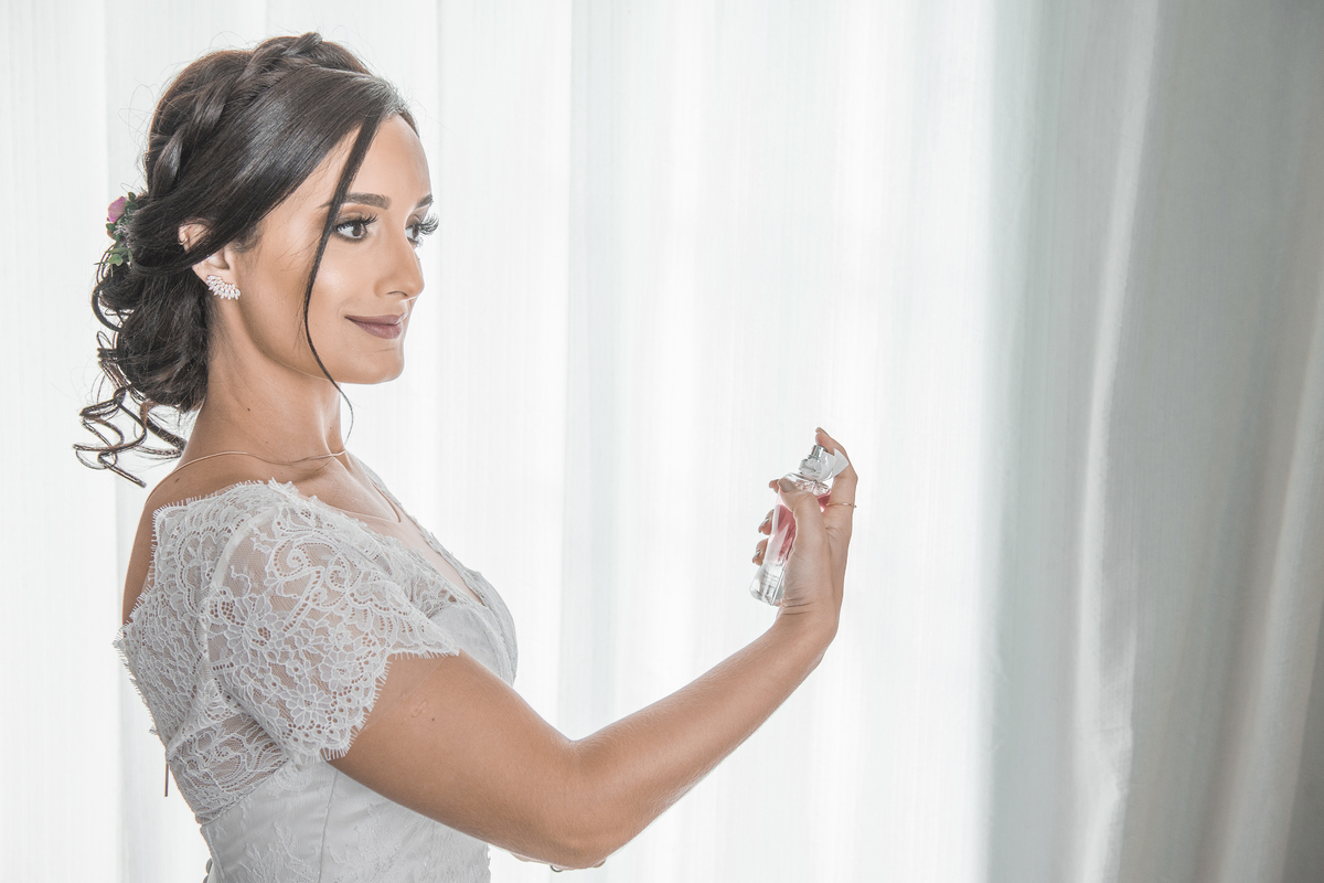 Fotografia de casamento em Niterói Rio de Janeiro São Gonçalo Maricá making of da noiva se arrumando para cerimônia de casamento passando batom maquiagem nos olhos vestido branco fotógrafo profissional Nossa Casa Estúdio