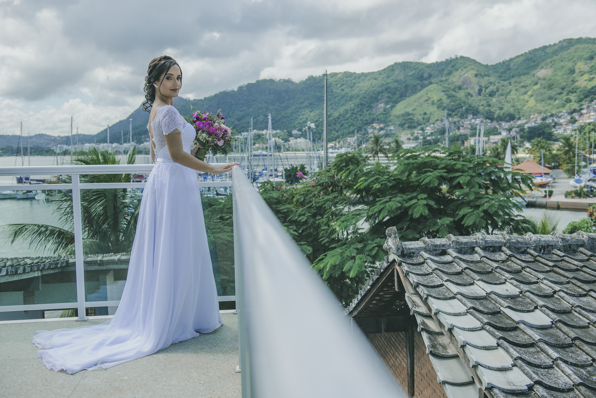 Fotografia de casamento em Niterói Rio de Janeiro São Gonçalo Maricá making of da noiva se arrumando para cerimônia de casamento passando batom maquiagem nos olhos vestido branco fotógrafo profissional Nossa Casa Estúdio