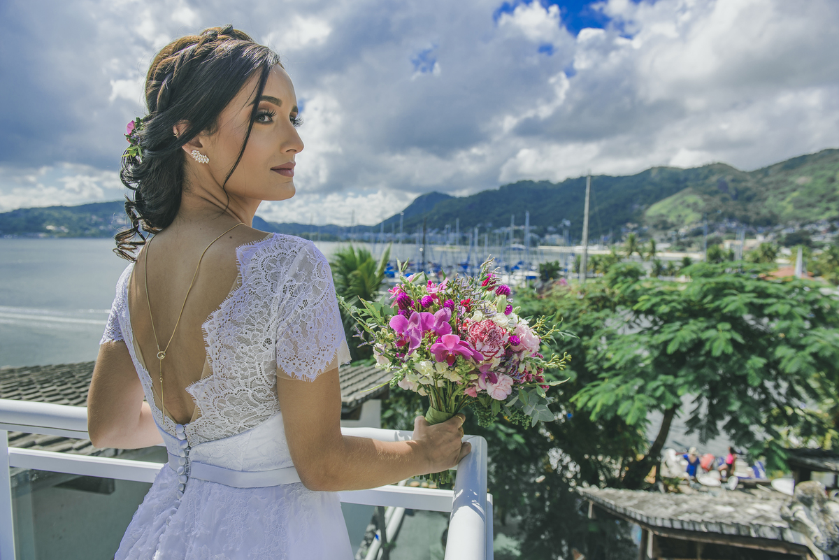 Fotografia de casamento em Niterói Rio de Janeiro São Gonçalo Maricá making of da noiva se arrumando para cerimônia de casamento passando batom maquiagem nos olhos vestido branco fotógrafo profissional Nossa Casa Estúdio