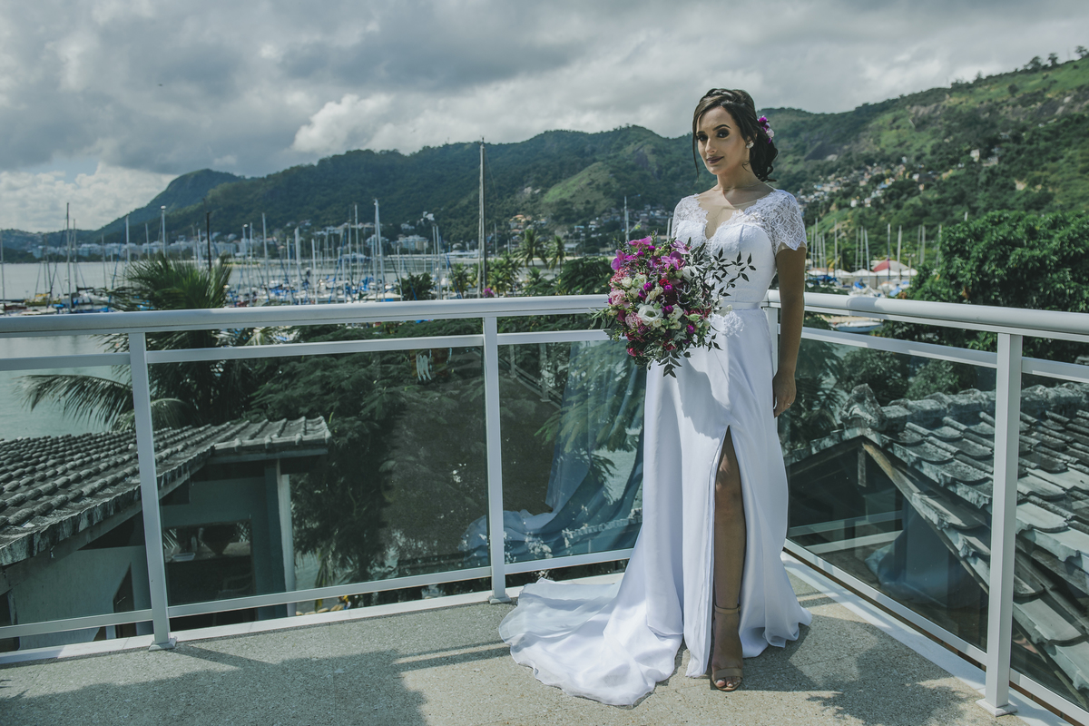 Fotografia de casamento em Niterói Rio de Janeiro São Gonçalo Maricá making of da noiva se arrumando para cerimônia de casamento passando batom maquiagem nos olhos vestido branco fotógrafo profissional Nossa Casa Estúdio