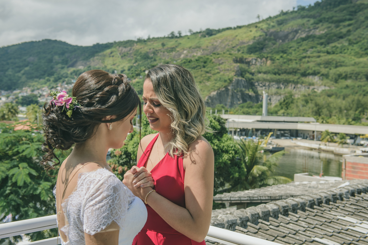 Fotografia de casamento em Niterói Rio de Janeiro São Gonçalo Maricá making of da noiva se arrumando para cerimônia de casamento madrinha maquiagem nos olhos vestido branco fotógrafo profissional Nossa Casa Estúdio