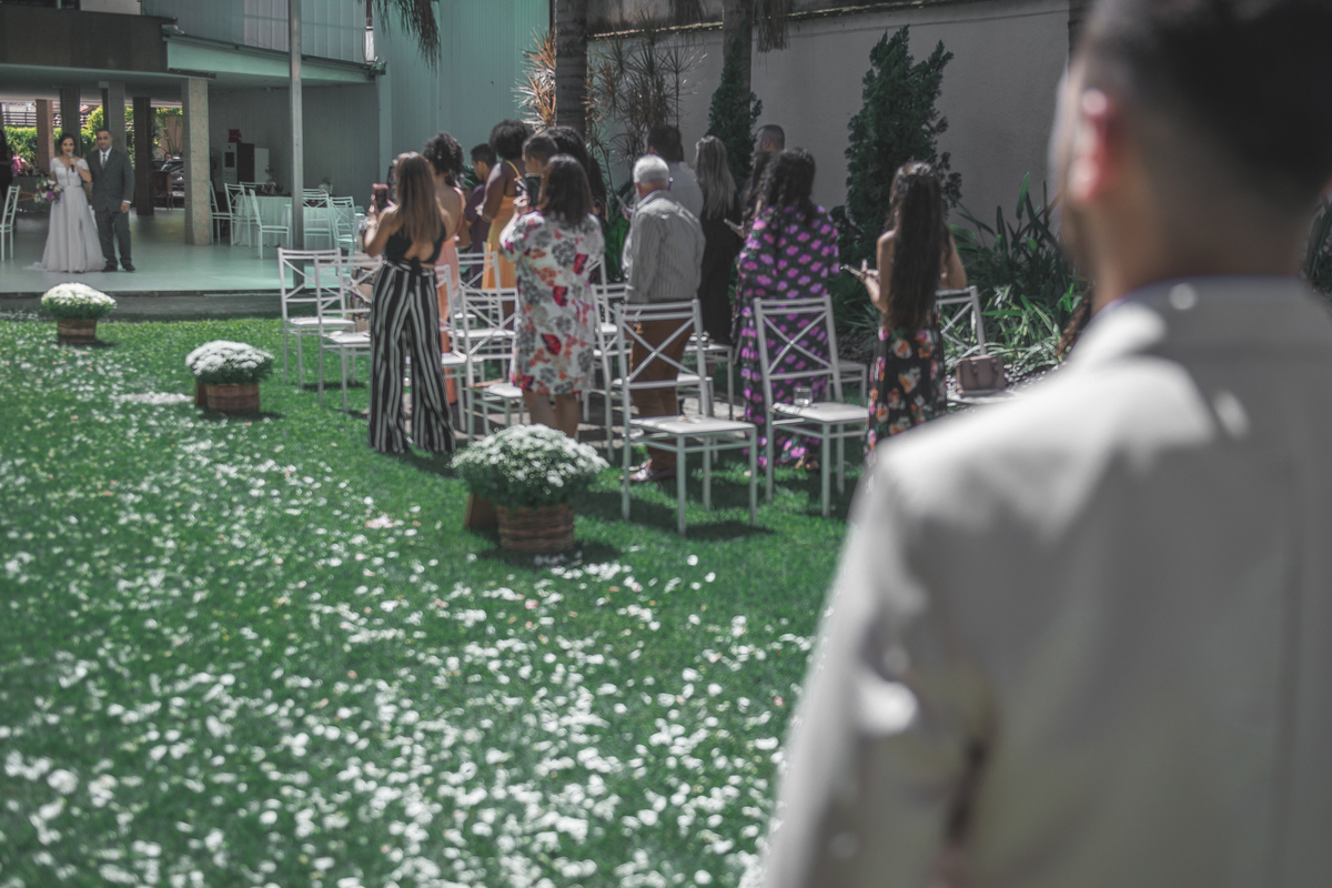 Fotografia de casamento fotógrafo profissional em Niterói São Gonçalo Maricá Rio de Janeiro entrada da noiva em estilo rústico com pétalas de flores no chão gramado entrada da noiva e noivo esperando nossa casa estúdio melhores preços