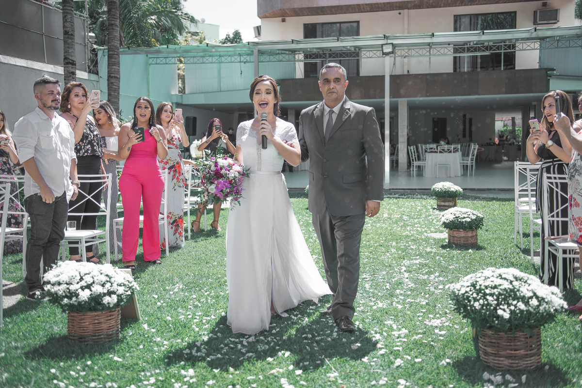 Fotografia de casamento fotógrafo profissional em Niterói São Gonçalo Maricá Rio de Janeiro entrada da noiva em estilo rústico com pétalas de flores no chão gramado entrada da noiva e noivo esperando nossa casa estúdio melhores preços