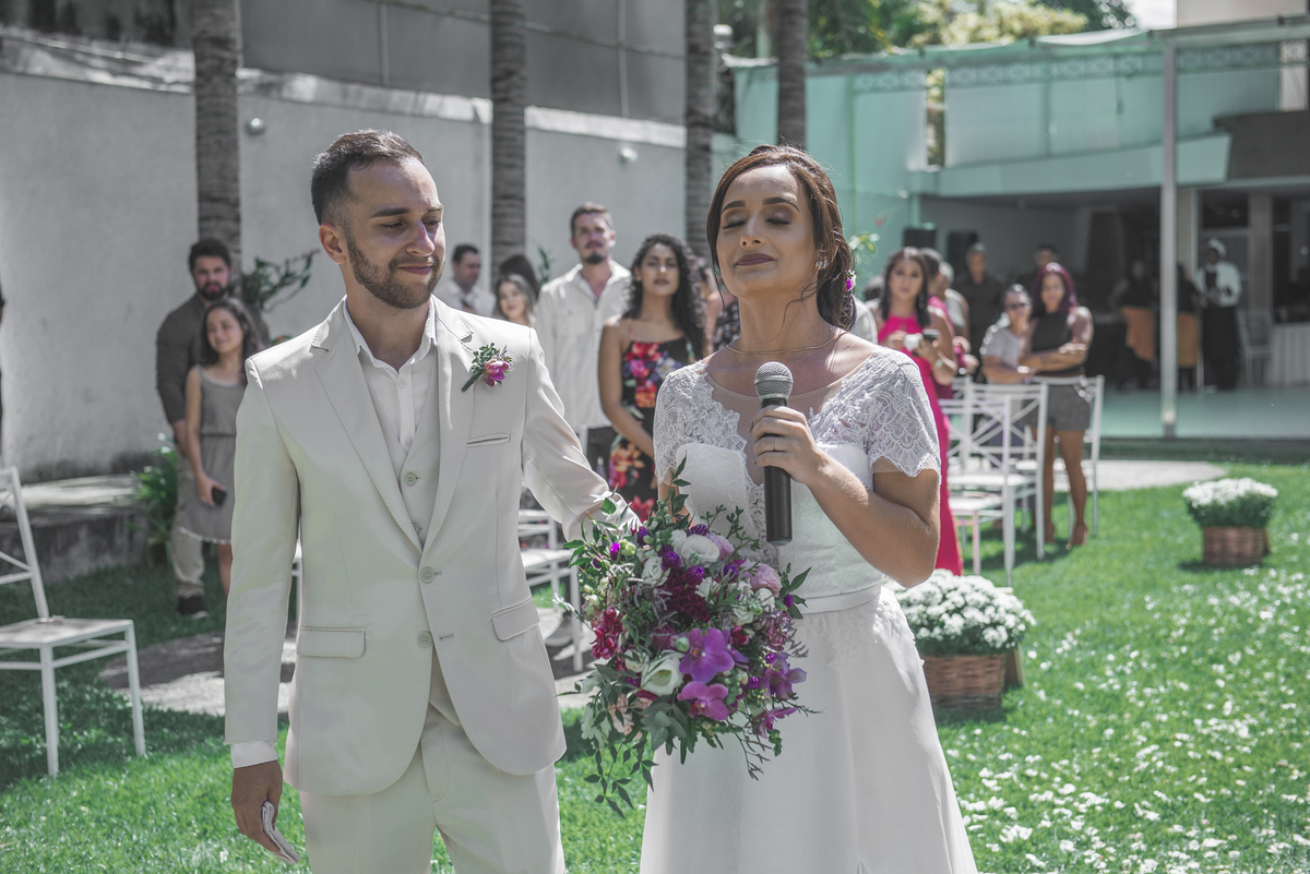 Fotografia de casamento fotógrafo profissional em Niterói São Gonçalo Maricá Rio de Janeiro entrada da noiva em estilo rústico com pétalas de flores no chão gramado entrada da noiva e noivo esperando nossa casa estúdio melhores preços