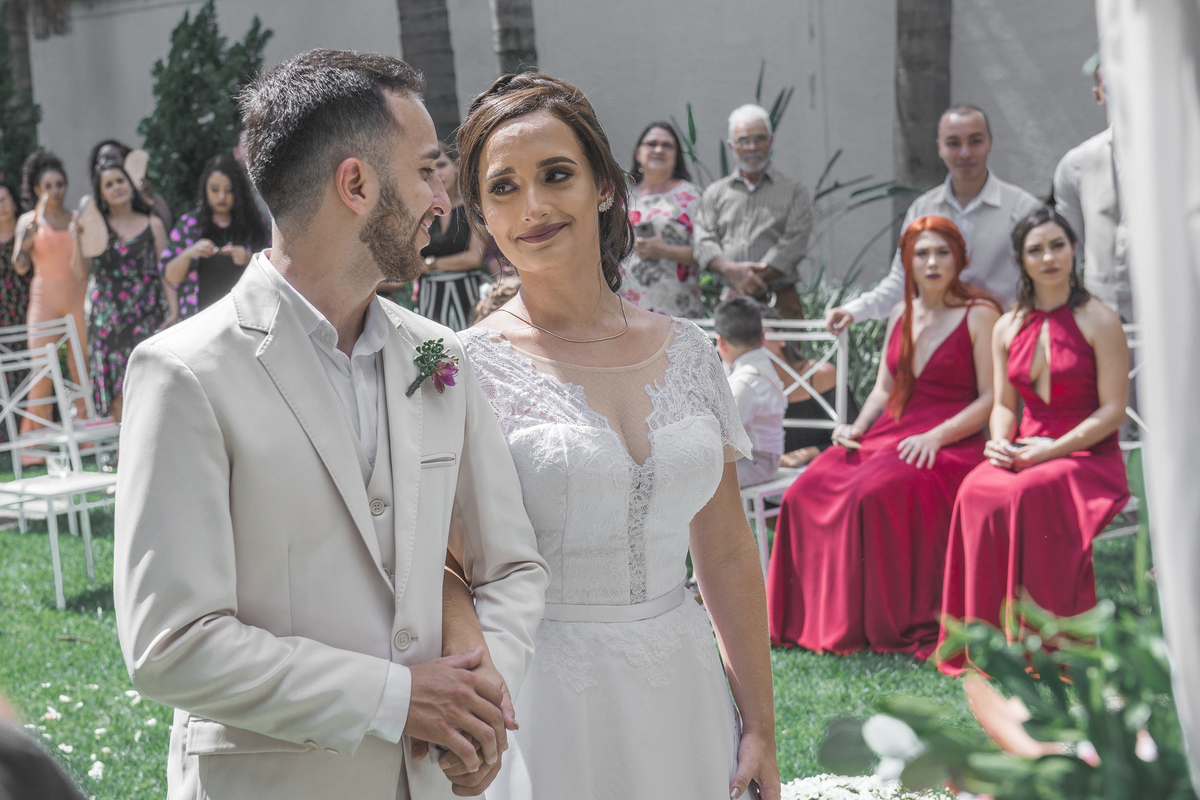 Fotografia de casamento fotógrafo profissional em Niterói São Gonçalo Maricá Rio de Janeiro entrada da noiva em estilo rústico com pétalas de flores no chão gramado entrada da noiva e noivo esperando nossa casa estúdio melhores preços