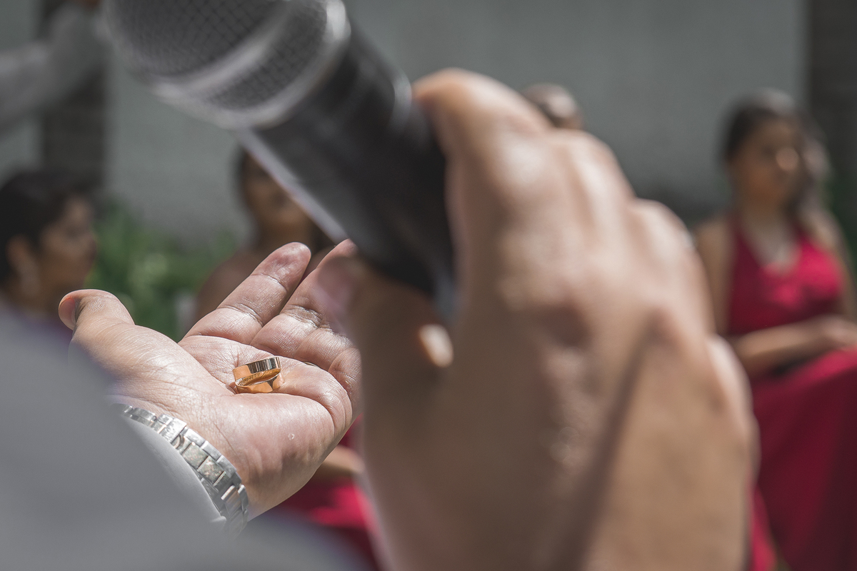 Fotografia de casamento fotógrafo profissional em Niterói São Gonçalo Maricá Rio de Janeiro entrada da noiva em estilo rústico com pétalas de flores no chão gramado entrada da noiva e noivo esperando nossa casa estúdio alianças benção